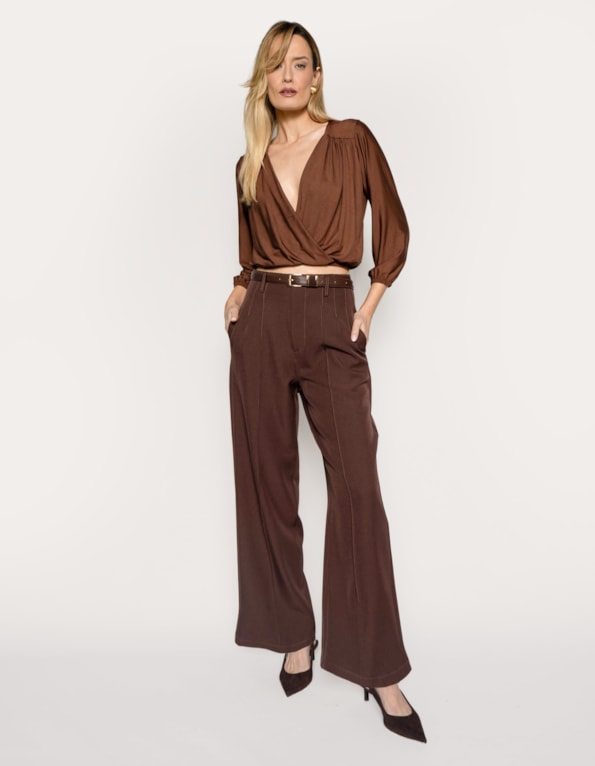 Calça pantalona com cinto