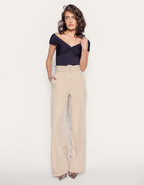 Calça pantalona com cinto e friso frontal Bege