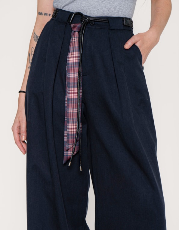 Calça pantalona com cinto/lenço
