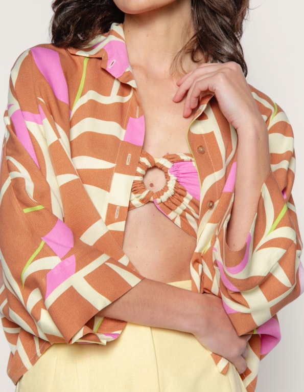 Camisa cropped ampla estampada Marrom/rosa