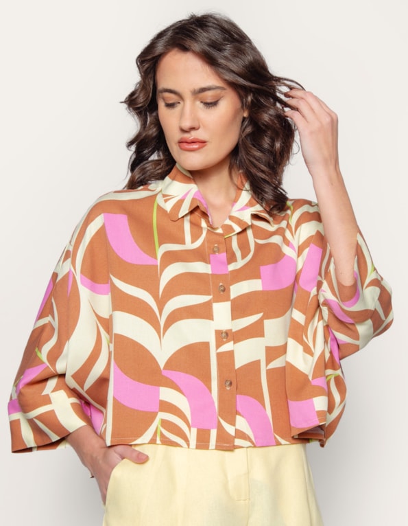 Camisa cropped ampla estampada Marrom/rosa