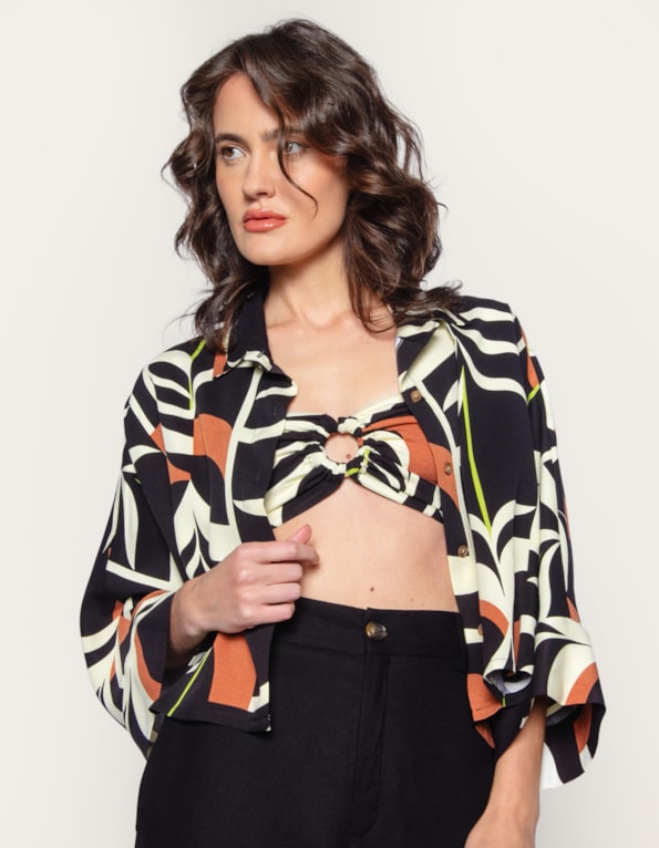 Camisa cropped ampla estampada Preto/marrom