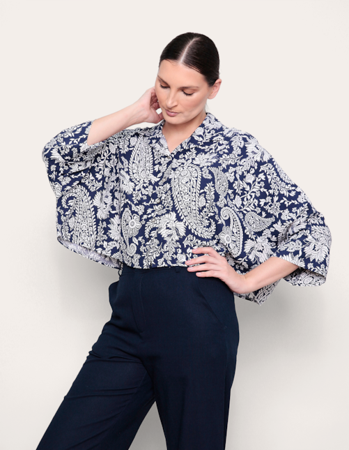 Camisa cropped ampla Floral marinho