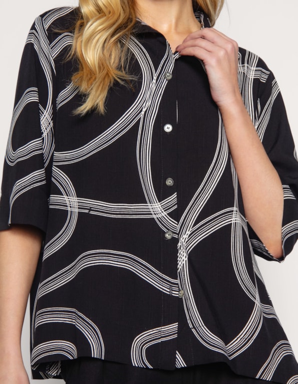 Camisa manga curta estampada Preto