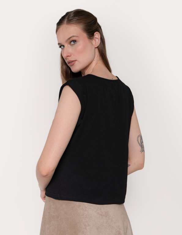 Muscle tee drapeada cut out