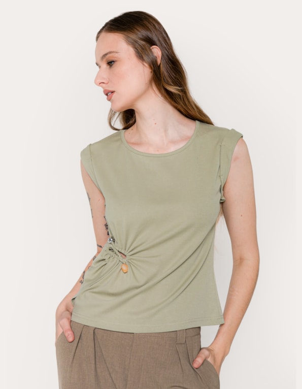 Muscle tee drapeada cut out