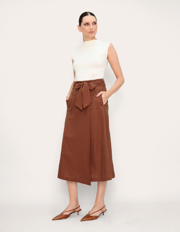 saia envelope midi com faixa marrom
