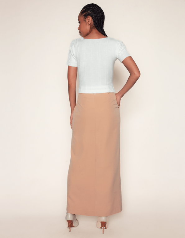 Saia longa fenda frontal.