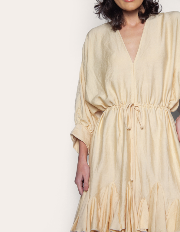Vestido curto barra babado Bege
