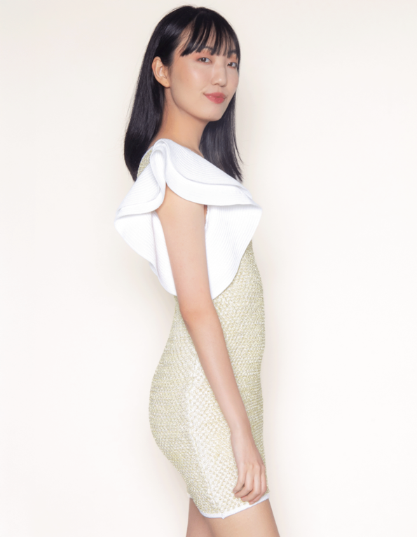 Vestido curto tricot lurex ombro babado Dourado